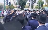שוטרי יס"מ מול עשרות בחורים: תלמיד הישיבה שוחרר אחרי הפגנה סוערת