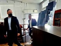 עם כיפה גדולה: ראש המוסד בתפילה פתאומית בציון הרבי מליובאוויטש