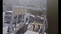 הנערים תועדו: הכו באכזריות נהג אוטובוס שסירב לעלות את האופניים שלהם 