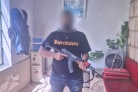 חצו את הגבול לסוריה, הצטלמו עם נשק וחזרו עם קלאצ'ניקוב | צפו בתיעוד