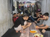 התפריט במנהרות חמאס: תבשיל עוף, פירות ועוגה מתוקה | התיעודים