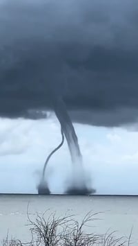 מראה מרהיב באיטליה: טורנדו מים כפול התחבר בחסות הרוחות  