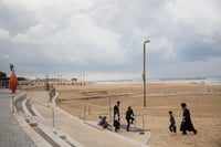 משפחה חרדית בכניסה לחוף