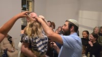 תיעוד מרגש מקבר יוסף: החלאקה לנכדו של הרב שנרצח בדרכו לציון שבשכם