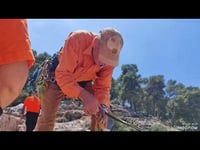 במצוק בצפון: בחור נפל מגובה של שמונה מטרים • צפו בתיעוד מהחילוץ
