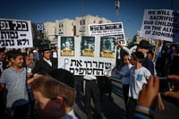 פקקי ענק ועימותים, אבנים הושלכו לעבר שוטרים: הפגנות סוערות בעקבות מעצר תלמידי הישיבה 