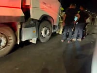 תאונה קטלנית בין משאית לרכב: תינוק במצב קשה, אביו נהרג במקום