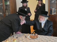 האדמו"ר ממונקאטש בקביעת מזוזה בבית הרה"ג חיים מיכל כהן