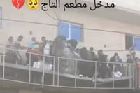 דרמה בעזה: מרפסת קרסה בזמן הצנחת סיוע הומניטרי | תיעוד חריג