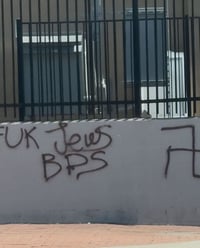 החשוד תועד: מתקפה נגד מרכז יהודי בלוס אנג'לס; המשטרה פתחה בחקירה