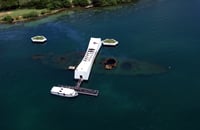 "תצפית אווירית על אנדרטת USS אריזונה, המציגה את שרידי הספינה ודליפות הנפט שמקורן במאגרי הדלק שלה