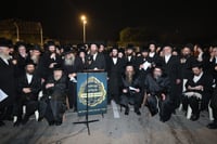 גדולי האדמו״רים בעצרת הרבבות מול כלא 10