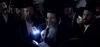 אחרי העצרת של ראשי הישיבות: מחאת ענק של קהילות החסידים מול שערי כלא 10 | צפו בשידור חי
