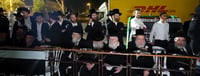 שידור חי • מאות ראשי הישיבות בעצרת מחאה היסטורית מול 'כלא 10' בעקבות מעצר תלמידי ישיבות