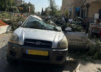ירושלים: עץ קרס במפתיע על רכב; הנהג חולץ ופונה במצב בינוני