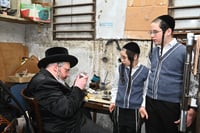 הרה"צ רבי אהרן מרדכי רוקח בביקור במפעל תפילין בבני ברק