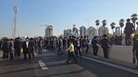 "תקבלו מלחמה": המוני מפגיני הפלג הירושלמי יצאו לחסום את עורקי התנועה המרכזיים בלב הארץ