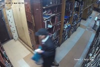 התפילין של הבחורים נעלמו: הגנב תועד במצלמות מרכז חב"ד העולמי