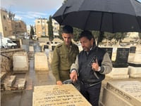 בקבר מרן הרב עובדיה