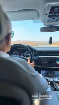 מביך: שר התחבורה הטורקי פרסם סרטון בו הוא נוהג ב-225 קמ"ש - כך הוא נענש | צפו