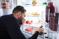 ניחוח המקרר עלול להפתיע אותנו - לא תמיד לטובה.