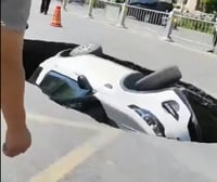 הרכב נבלע בכביש