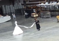 האדמו"ר מרחמסטריווקא אוק ענד ויין בריקוד מצווה טאנץ הלילה