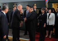 לראשונה מחוץ למדינה. בתו של הרודן JU AE בתמונה שהסעירה את התקשורת