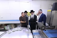 רבה של אנטוורפן הגר"פ פדווא בביקור במפעלים שבכשרות בד"ץ חוג חת"ס פ"ת