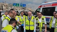 בבכי ובכאב: מתנדבי זק"א באמירת קדיש מצמררת לאחר סיום הטיפול בקדושים | צפו