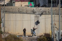 שוהים בלתי חוקיים, קופצים מעל גדר הביטחון 