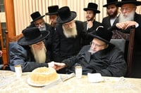האדמו"ר מצאנז בביקור אצל האדמו"ר מבעלזא