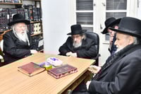 פגישת גדולי ישראל האדמו"ר מגור והגרמ"ה הירש במעונו של הגר"ד לנדו | ארכיון