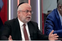 הרב בניזרי במתקפה חריפה על רב הסלבס: "השתגעת? טובל ושרץ בידו"