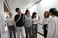 מתקשה ללכת ומחייכת: תיעוד ראשון של אליזבט צ'ורקוב בבית החולים