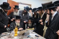 האדמו"ר מקרעטשניף סיגעט בביקור אצל האדמו"ר מרחמסטריווקא