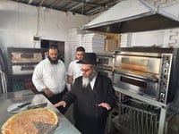 תיעוד מיוחד: הביקורת המפתיעה של רב העיר אומן במטבחי המקום לפני החג