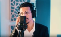 צייר וזמר? מנחם חוטר מחדש את הלהיט