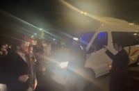 דרמה ליד כלא 10 - אחרי מעצר תלמידי הישיבות בנתב"ג: מפגינים בלמו טנדר שהביא את העצורים 