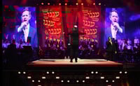 העושר המוזיקלי הגדול של רפי ביטון דורש קצת יותר מינון // ביקורת מופע