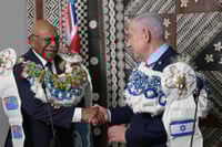 עם זרי פרחים בטקס