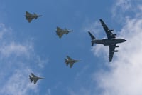 סין משנה את מאזן הכוחות: 300 מטוסי חמקן J-20 בשמים | צפו