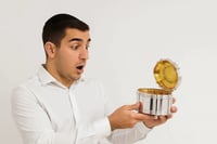 חתן מקבל קופסת אתרוג