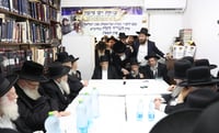 מעמד התרת קללות ושטר 'מובטחים לחיים' בביתו של הגר"ד לנדו