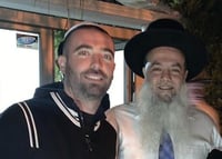 "הרב יגאל, אני נותן 50 אלף לסלי מזון לאברכים": עומר אדם בתרומה חסרת תקדים לקראת החג | צפו