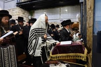 האדמו"ר מזוועהיל באמירת הסליחות במירון