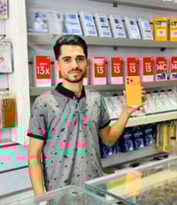 סוחר עזתי עם האיפון החדש