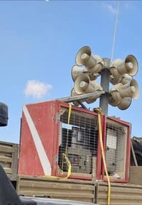מהלך יחצ"ני או לוחמה פסיכולוגית? פקודת הרמקולים של נתניהו מעוררת מחלוקת
