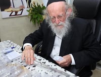 הגה"צ הגר"ש גלאי בחלוקת הסכין המיוחדת לתורמי 'קופת העיר'