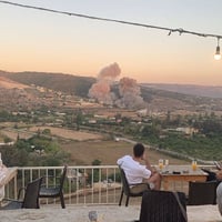 שותים מיץ תפוזים מול פטריות העשן: בדרום לבנון התרגלו לתקיפות צה"ל | תיעוד